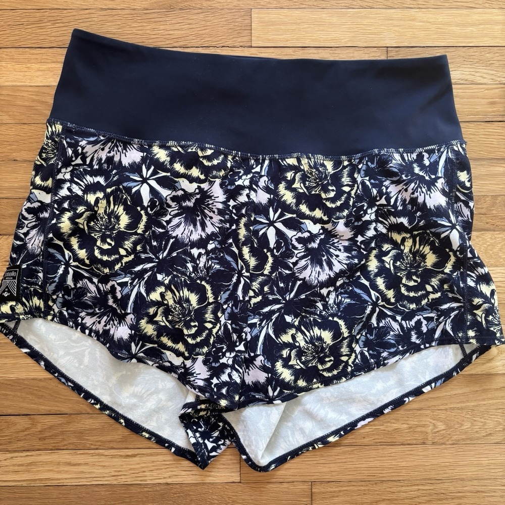 Oiselle Roga Shorts Women's 8 Floral Hawaiian Print Running Athletic Inseam 4"